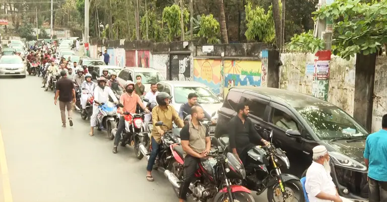 চট্টগ্রামের একটি তেলের পাম্পে মোটরসাইকেল ও গাড়ির ভিড়